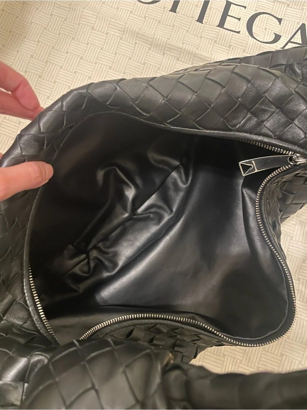 100% authentic Bottega Veneta Black jodie in medium size